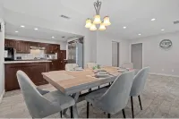 Charming Stylish 4-bedroom house with in serene Allen - 부티크