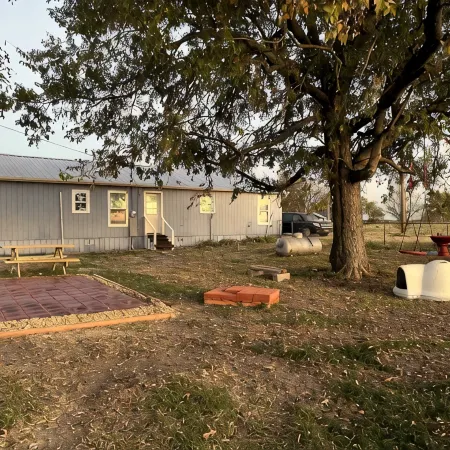 Charming 3-bedroom house in delightful Wolfe City with AC, WiFi