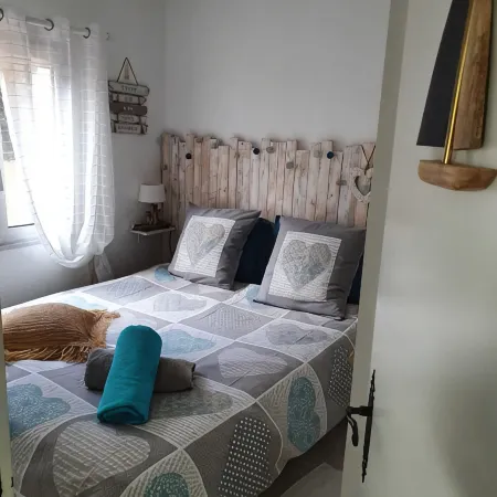 Quiet garden-level apartment with sea view