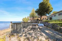 Charming 3-bedroom lakefront house with large yard and sandy beach - Beach