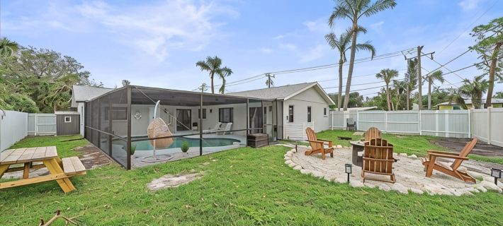 Perfect Sarasota Getaway: Fully Renovated Heated Pool w No Extra Fee -Game Room! Hotels in Whitfield
