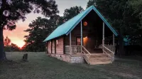 Charming cabin with loft, porch swing, AC, and WiFi on 295-acre peaceful retreat - 3 tähden