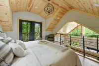 Experience Elevated Living: Upscale Treehouse Cabin in Hocking Hills on 20 acres - シャレー