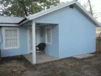 Beautiful vintage cottage remodeled in Old Ocean Springs - Country Houses