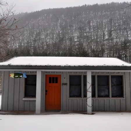 Cozy and relaxing, Modern Creekside, Trailside, Waterfront  Cottage, fiber Wifi