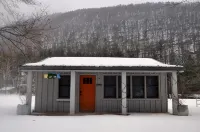 Cozy and relaxing, Modern Creekside, Trailside, Waterfront  Cottage, fiber Wifi - 3-Star