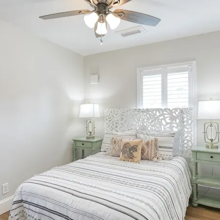 Upstairs so Sunny and Bright 2 Blocks to the Beach
