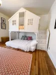 Gorgeous downtown beauty! 2min walk to local restaurant's/Main Street Montrose - 3-Star