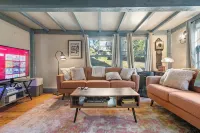Historic 1686 Home Near Downtown l 5BR Retreat - WiFi