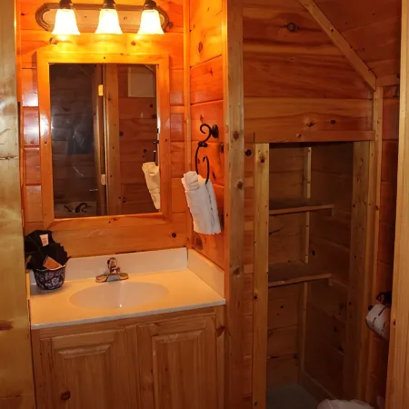 Majestic Cabin with mountain views, close to everything!