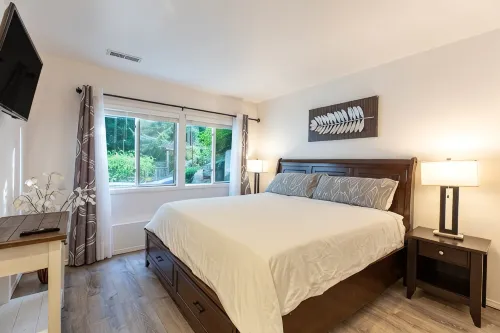 Wooded OasisA Modern & Cosy MIL Suite with a Private Hot Tub & Pool. - 3-Star