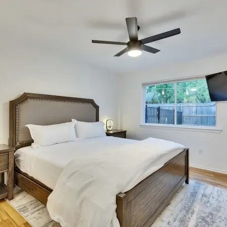 Pool & Gameroom, pet friendly, 10 Minutes from South congress, 20 from Downtown
