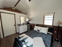 Casita 2, Tiny Home in Wood Area, 1 Mile From Glacier Entrance- 2 Guests - Chalets