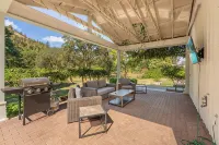 Luxury Riverfront Escape- Hot Tub & Fire Pit - 4つ星