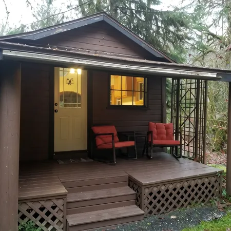 Cozy Rustic 20 minutes to Mt Baker walk to town, hot tub, High Speed Internet