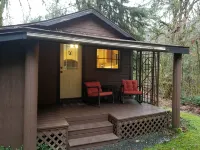 Cozy Rustic 20 minutes to Mt Baker walk to town, hot tub, High Speed Internet - Wifi