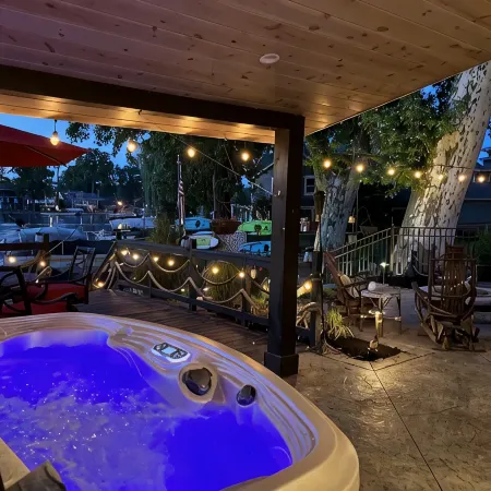 Slice of Heaven Lake Front Cottage with Hottub, Fire Pit, Kayaks & Dog Friendly!