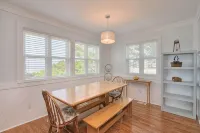 Oak Island 2nd Row Large Beach Home with Private Gated Pool! 5 Bedrooms, 3 decks - 2 tähden