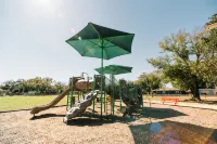 Blue Angels Porch Views, Downtown, Fenced Yard + Fire Pit and Pet Friendly! - 鄉村度假屋