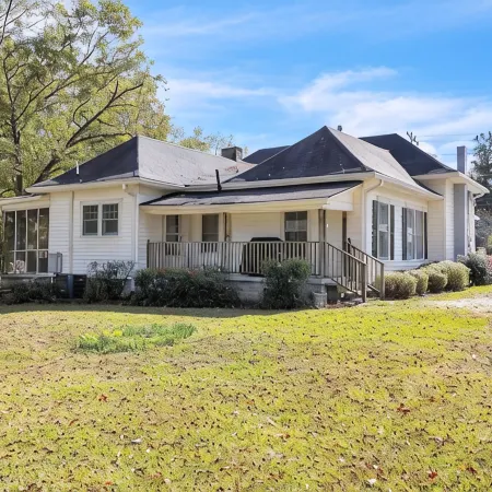 Historic 3BR with Porch & Fire Pit near Downtown