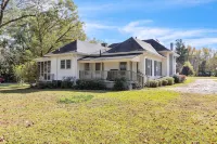 Historic 3BR with Porch & Fire Pit near Downtown - Wifi