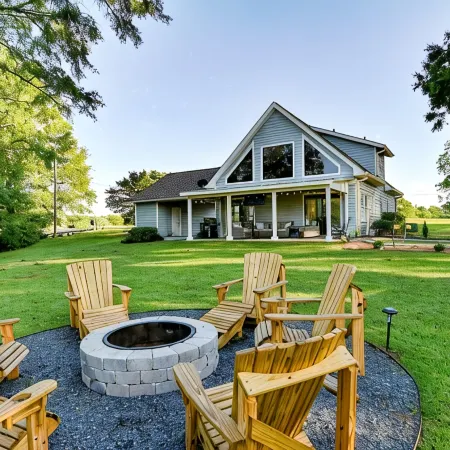 Walk to Dinner! Waterfront, Updated, Prime Location - Back Home Oconee
