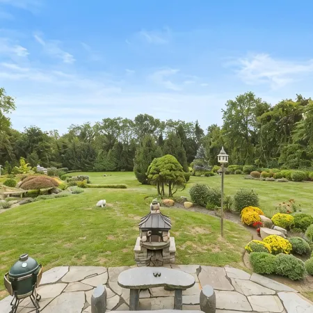 Charming 2-bedroom house on 2 dog friendly landscaped acres in lovely Chester
