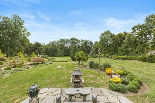 Charming 2-bedroom house on 2 dog friendly landscaped acres in lovely Chester - con encanto