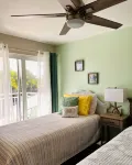Relax, Enjoy & Experience A Tropical Escape in Key Largo. Sea breeze & Sunshine - บังกะโล