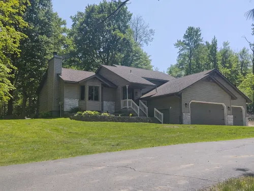 House in quiet country, near lakes, snowmobile trail access, close to state park - Homestays