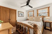 Lakeside Resort Cabin Steps to Table Rock Lake - Minutes to Sdc! - 샬레 호텔