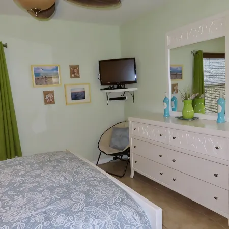 Sunset Beach Getaway minutes away from PARADISE!!