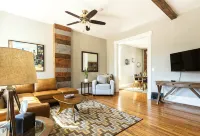 Saint Mary's Place. Historic Townhouse. Great Downtown Location. - Kitchen