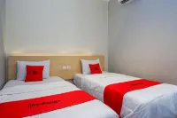 RedDoorz near Stasiun Batang Hotels in Batang Sub-District