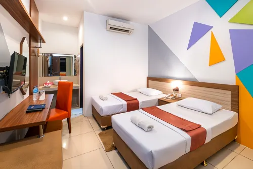 Marina Hotel فنادق في Sirimau