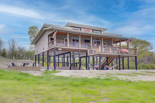 Riverfront 'Caddo Shack' Home w/ Views & Fire Pit - parking