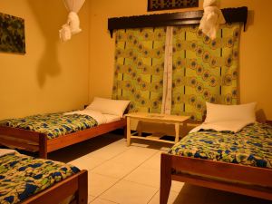 Amahoro Guest House - Triple Room with Shared Bathroom