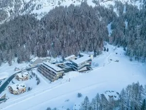 Nira Alpina