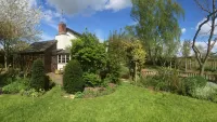 Yew Tree Cottage B&B Hotels near Westonbury Mill Water Gardens