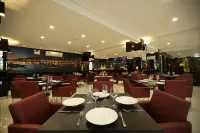 Holiday & Business Hotel - Em Frente ao Centro de Eventos e Arena Conda - Bữa sáng
