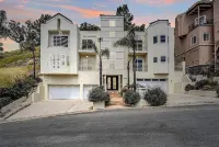 Private luxury retreat home. Located Near Shopping & the Beach