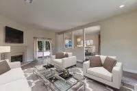 Private luxury retreat home. Located Near Shopping & the Beach