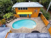 4-bedroom home off McGregor with guesthouse, pool and large yard in Fort Myers