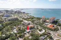 1st floor apt B. 1 mile from waterfront and downtown. Just 2 miles from beach!