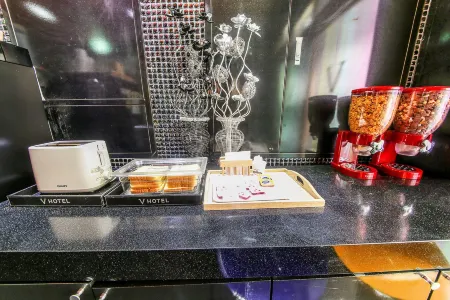 V Hotel Changwon Отели рядом с достопримечательностью «Yeojwacheon Stream»