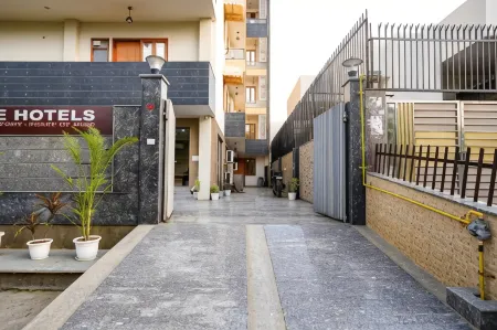 FabHotel Divine & Banquet Отели рядом с достопримечательностью «Radha Krishan Park»