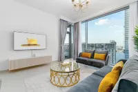 Luxbnb Creek Rise Tower Harbor Views Dragon Mart Section BB周辺のホテル