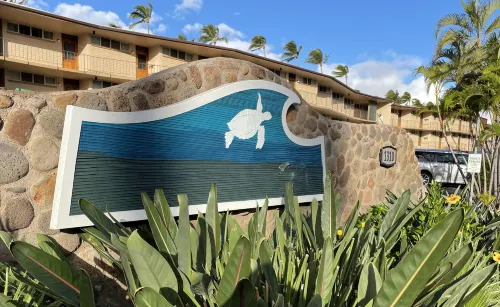 Oceanfront Gem, Top Floor Views & Gorgeous Sunsets, King Bed, Full AC, Dual Bath Sink, Fast WiFi Hotels in Kihei