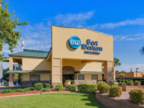 Best Western Inn  Suites of Macon マコンのホテル