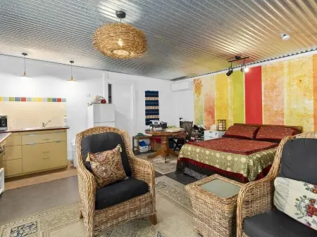 This pet friendly retreat is excellent to relax over looking a "rain forest